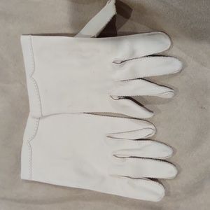 Small cream ladies hand gloves, vintage